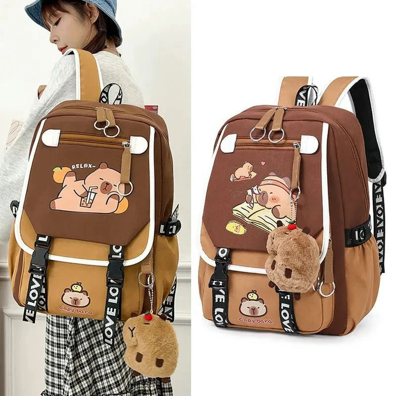 Mochila Escolar Capybara Para Adolescentes Niños Con Llavero De Felpa by MISS BOLSOS